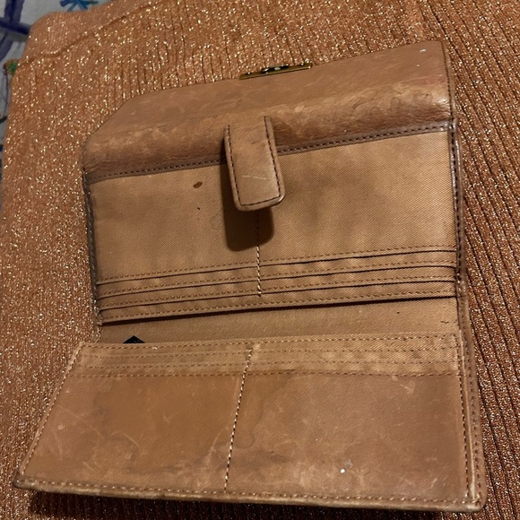 Fossil brown clutch wallet with key detailing preloved condition - Picture 9 of 9